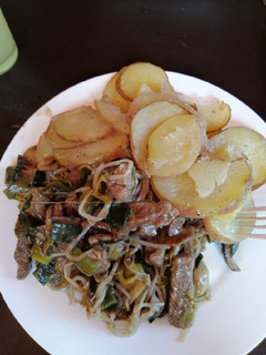 Una foto de Carne Mongoliana con papas rústicas