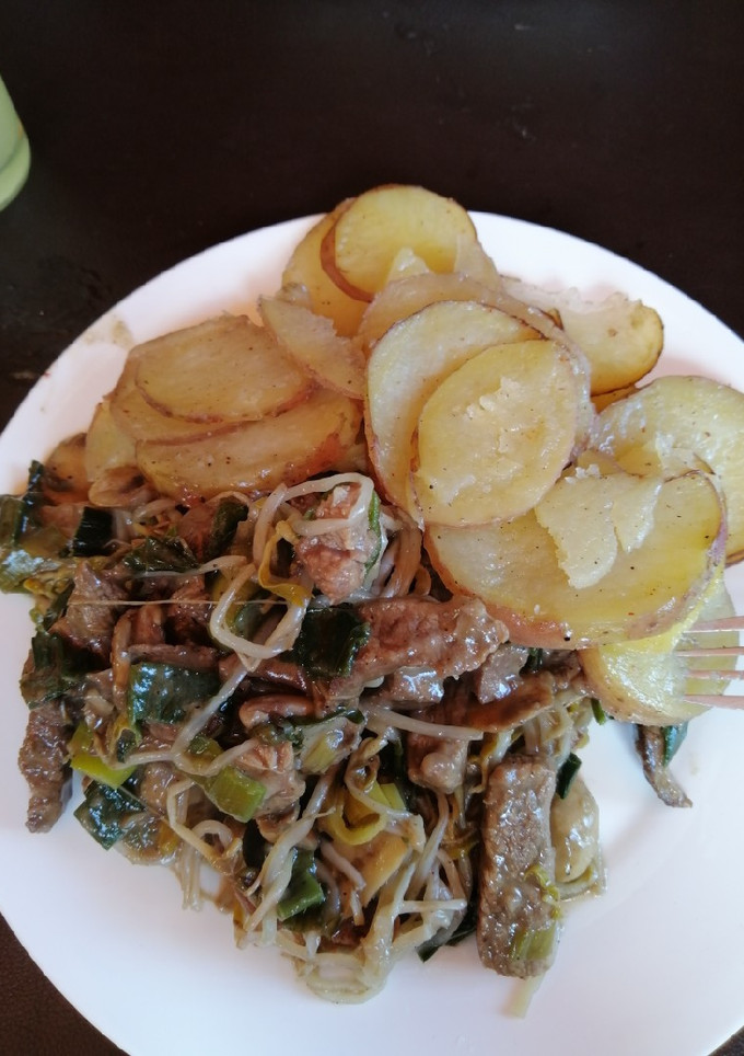Una foto de Carne Mongoliana con papas rústicas