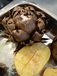 Una foto de Alcachofas y patatas al horno