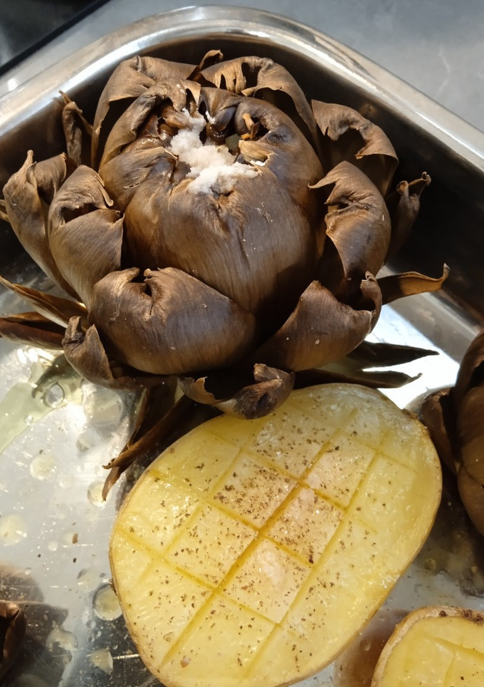Una foto de Alcachofas y patatas al horno