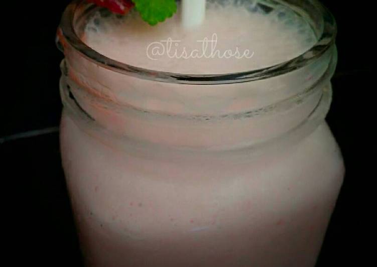Langkah Mudah untuk Menyiapkan Strawberry smoothies simple ala Those 🍓, Menggugah Selera