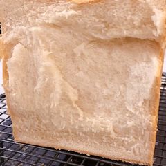A picture of Rich white bread loaf.