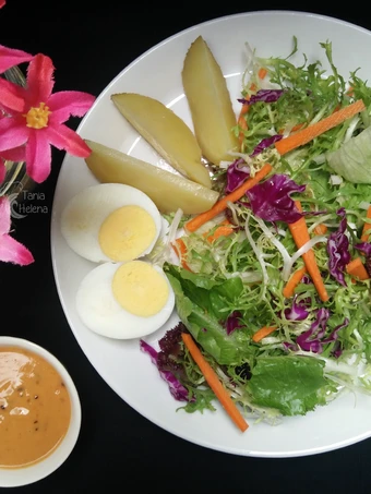 Langkah Mudah untuk Membuat Resep Salad Sayur Saus Kacang yang Uenak Anti Ribet, Lezat Sekali