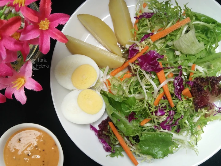 Langkah Mudah untuk Membuat Resep Salad Sayur Saus Kacang yang Uenak Anti Ribet, Lezat Sekali