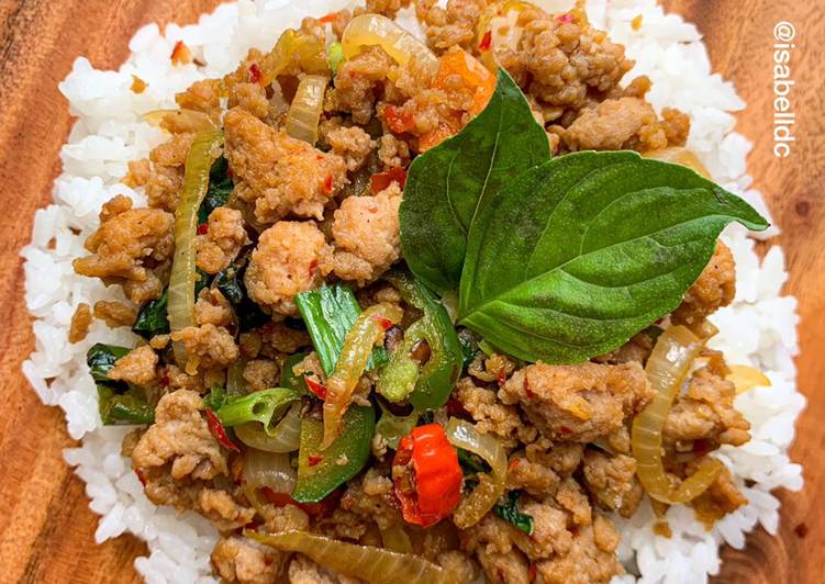 Resep Ayam Cincang Pedas Daun Kemangi/ Spicy Thai Basil Chicken yang Enak