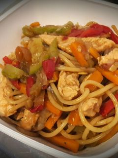 Una foto de Wok de vegetales, pollo y fideos 😉