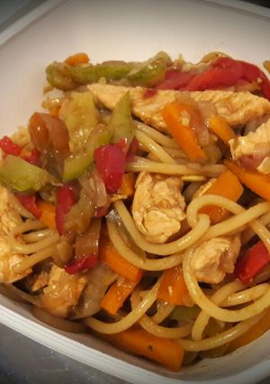 Una foto de Wok de vegetales, pollo y fideos 😉
