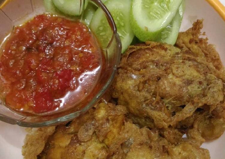 Ayam penyet balut telur