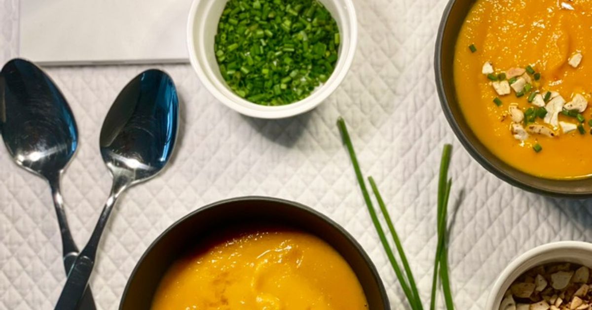 Möhren Ingwer Suppe Mit Limetten Knoblauch öl, Gerösteten Cashewkernen ... Möhren Ingwer Suppe Mit Limetten Knoblauch öl, Gerösteten Cashewkernen ...