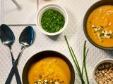 MÖHREN-INGWER SUPPE MIT LIMETTEN-KNOBLAUCH-ÖL, GERÖSTETEN CASHEWKERNEN UND SCHNITTLAUCH