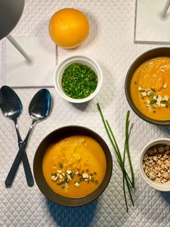 MÖHREN-INGWER SUPPE MIT LIMETTEN-KNOBLAUCH-ÖL, GERÖSTETEN CASHEWKERNEN UND SCHNITTLAUCH Rezepthauptbild