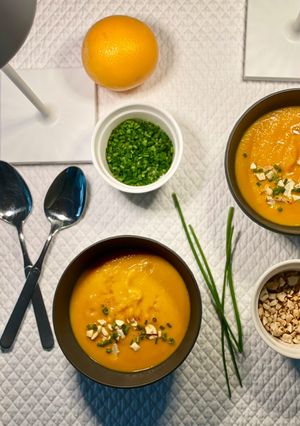 MÖHREN-INGWER SUPPE MIT LIMETTEN-KNOBLAUCH-ÖL, GERÖSTETEN CASHEWKERNEN UND SCHNITTLAUCH Rezepthauptbild