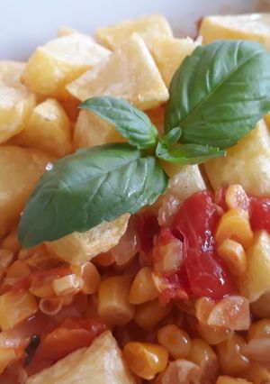 Una foto de Tomaticán con papitas fritas