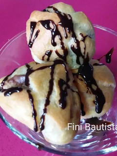 Una foto de Profiteroles rellenos de crema de chocolate