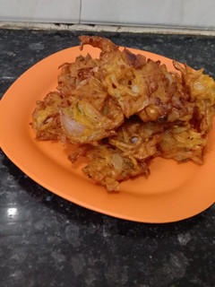 बेसन और प्याज़ के पकौड़े(besan aur pyaz ke pakode recipe in hindi) रेसिपी मुख्य फोटो