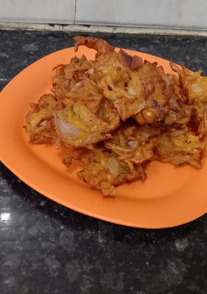 बेसन और प्याज़ के पकौड़े(besan aur pyaz ke pakode recipe in hindi) रेसिपी मुख्य फोटो