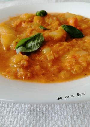 Una foto de Patatas guisadas con verduras y lentejas rojas