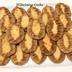 A picture of Karjalan Piirakka (Karelian Pie)🇫🇮.