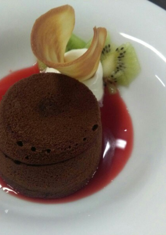 Una foto de Coulant de chocolate con corazón de mango