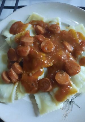 Una foto de Ravioles con salsa y salchichas de Viena