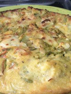 Una foto de Tortilla de calabacín y zanahoria con queso🥕🧀