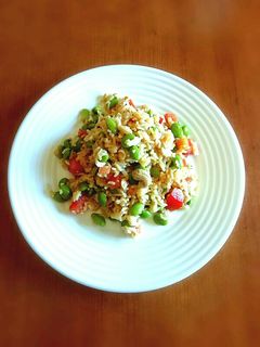 Una foto de Ensalada de arroz basmati y edamame