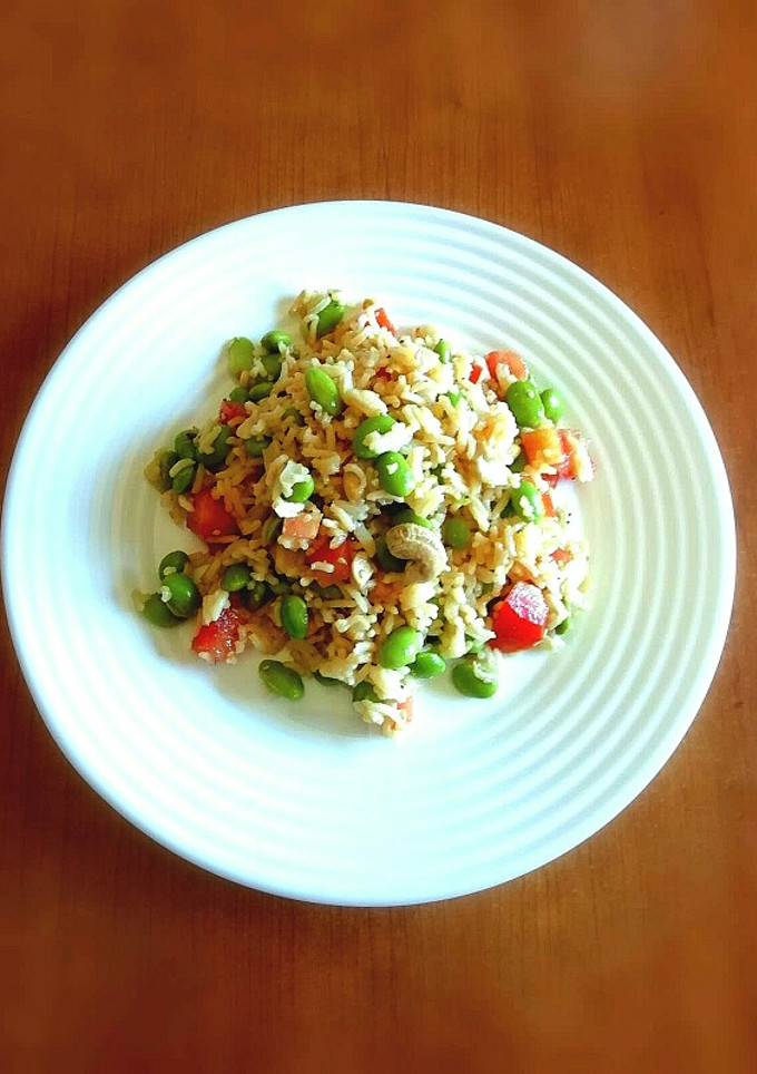 Una foto de Ensalada de arroz basmati y edamame
