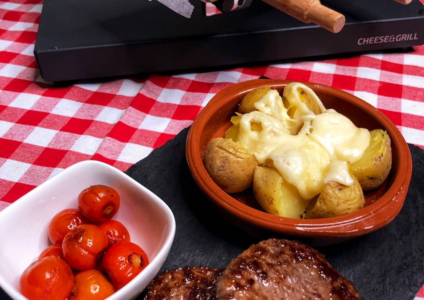 Cena suiza de Raclette de queso y patatas con hamburguesas al grill