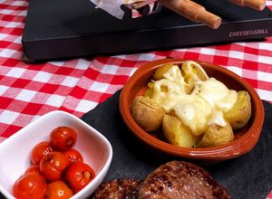 Foto principal de Cena suiza de Raclette de queso y patatas con hamburguesas al grill