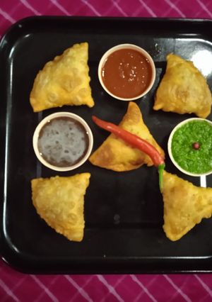 મટર સમોસા (Matar Samosa Recipe In Gujarati) રેસીપી મુખ્ય ફોટો