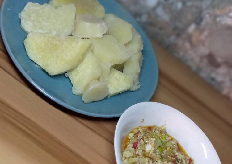 Boiled yam & egg in cabbage sauce