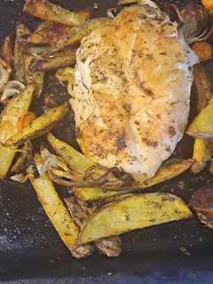 Una foto de Rico pollo al horno CON PAPAS Rústicas