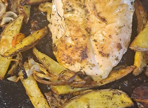 Una foto de Rico pollo al horno CON PAPAS Rústicas