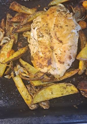 Una foto de Rico pollo al horno CON PAPAS Rústicas