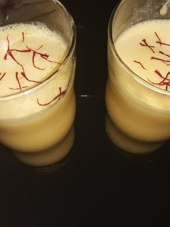 ম্যাঙ্গো ফ্লেভার্ড কেশর বাদাম লস্যি (Mango flavoured badam lassi recipe in Bengali) রেসিপির প্রধান ছবি