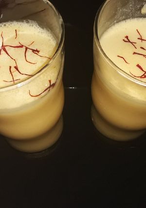 ম্যাঙ্গো ফ্লেভার্ড কেশর বাদাম লস্যি (Mango flavoured badam lassi recipe in Bengali) রেসিপির প্রধান ছবি
