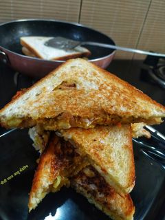 चीज़ी प्याज़ आलू सैंडविच (tazi pyaz aloo sandwich recipe in Hindi) रेसिपी मुख्य फोटो