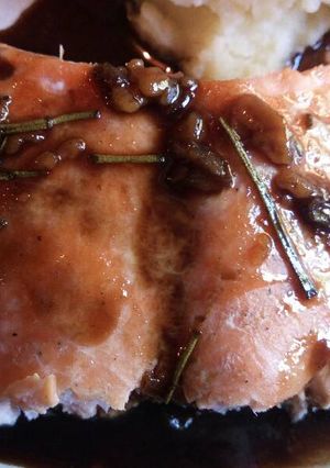 Una foto de Salmón con salsa agridulce