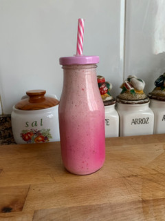 Una foto de Batido de manzana y fresas