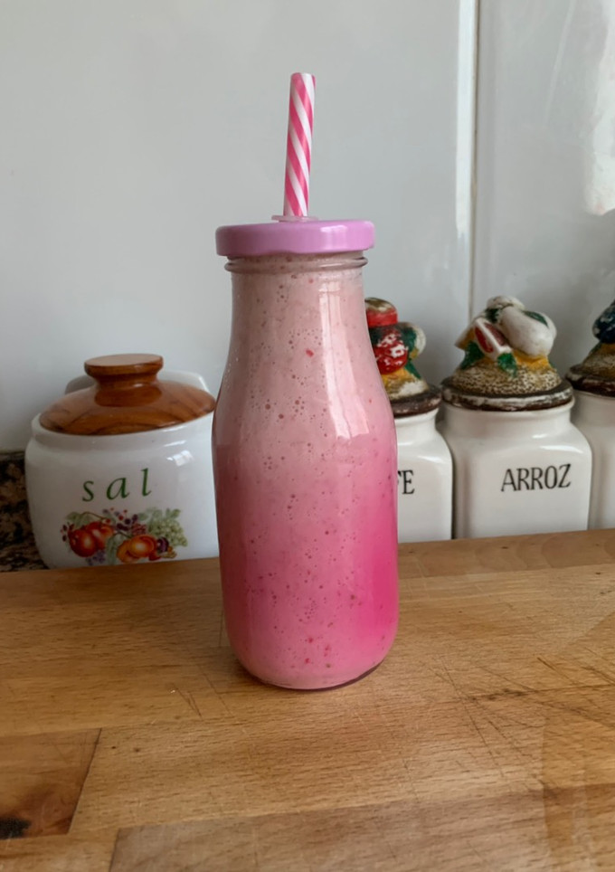 Una foto de Batido de manzana y fresas