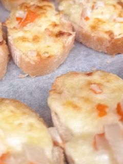 Una foto de Tostas de palitos de cangrejo y queso gratinada