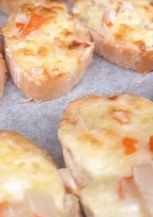 Una foto de Tostas de palitos de cangrejo y queso gratinada