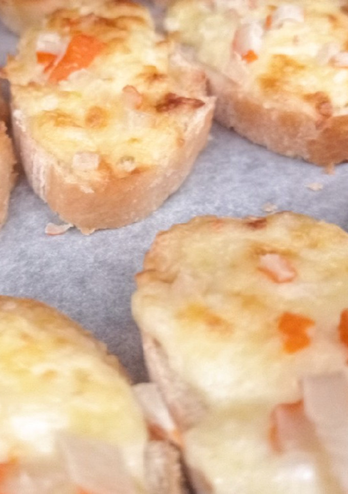Una foto de Tostas de palitos de cangrejo y queso gratinada