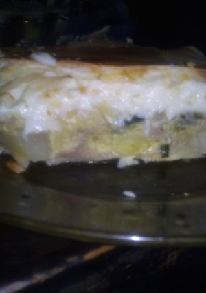 Una foto de Tarta de papa y zapallitos con crema y #queso