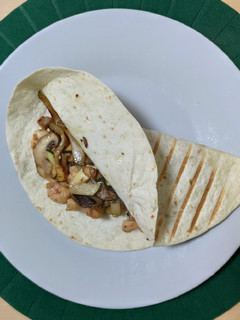 Una foto de Fajita de langostinos con verduras