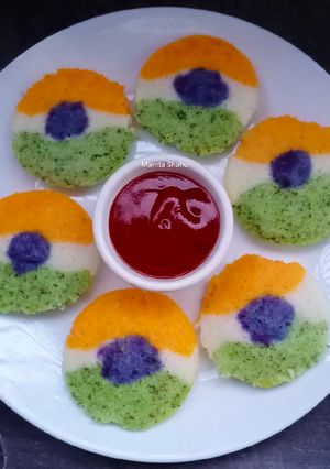 वेजिटेबल तिरंगा इडली(vegetables TIRANGA IDLI RECIPE IN HINDI) रेसिपी मुख्य फोटो
