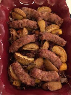 Una foto de Salchicha y verduras de invierno asadas