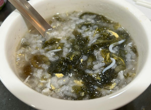 瓦斯爐煮稀飯：吻仔魚紫菜稀飯 的食譜成品照片