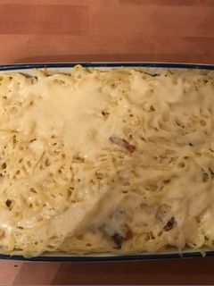 Sajtos tejfölös tészta sült szalonnával recept fotója