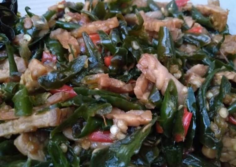 Bagaimana Menyiapkan Oseng lombok ijo, Enak Banget